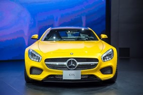 黄色奔驰跑车图片